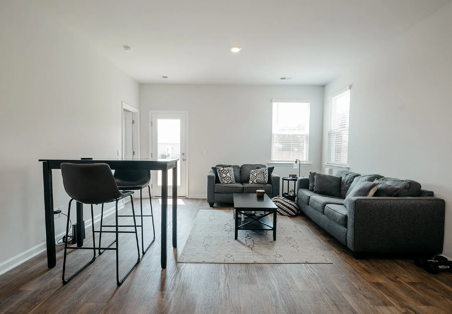 3 bed, 2.0 bath, 1175 sqft, $2,350 — Photo 3