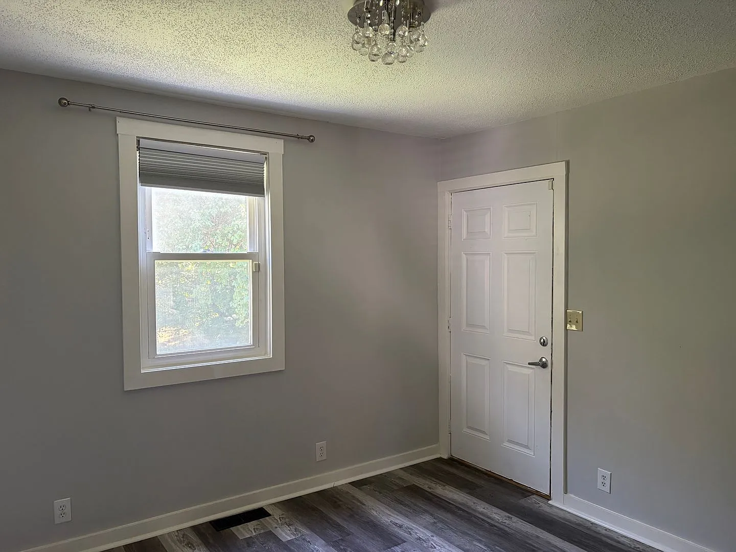 2 Bed 1 Bath + Bonus Room — Photo 2