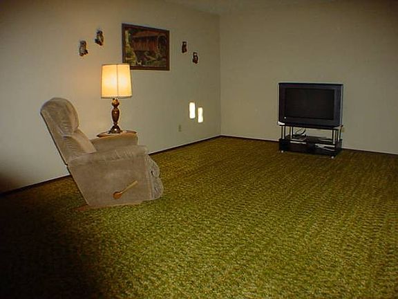 SPACIOUS LIVING ROOM