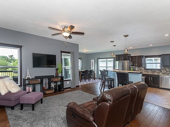 3rd image of 517 Majestic Oak Ct