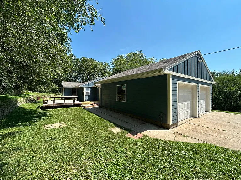 1824 E Kanesville Blvd — Photo 3