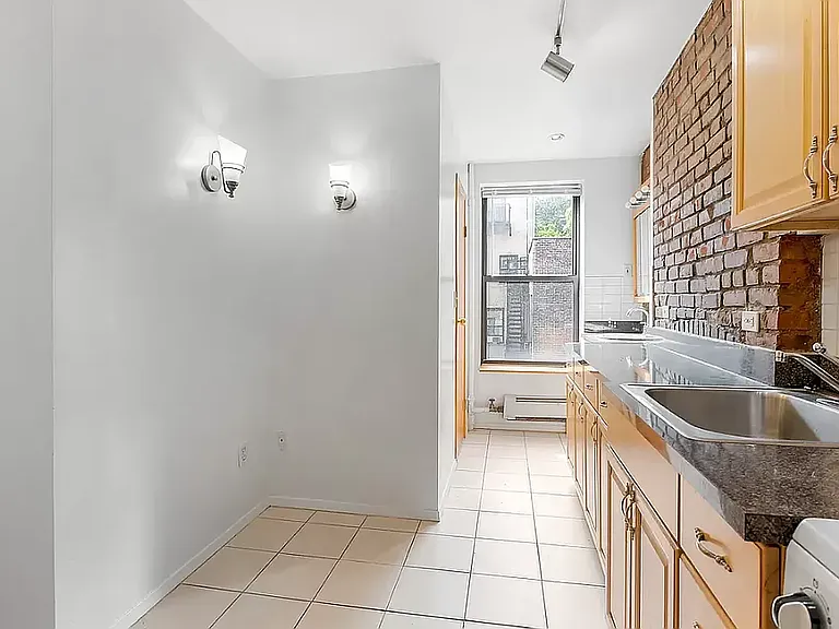 317 1st Ave #4R — Photo 5