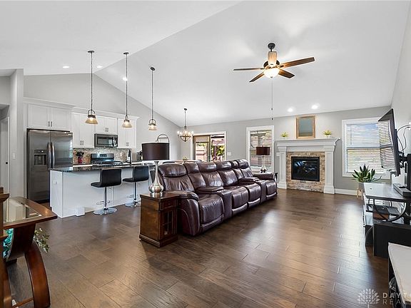 2nd image of 26 Oakridge Ct