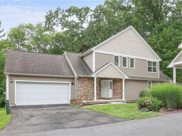 225 Aspen Cmn, East Stroudsburg, PA 18302