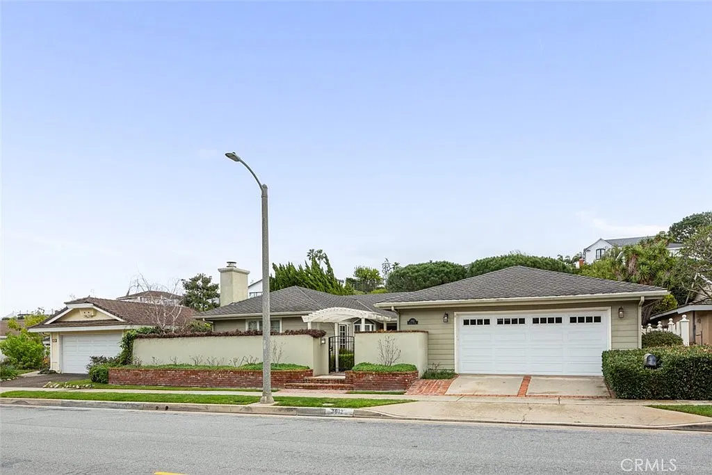 4 bed, 2.5 bath, 2845 sqft, $12,800 — Photo 2