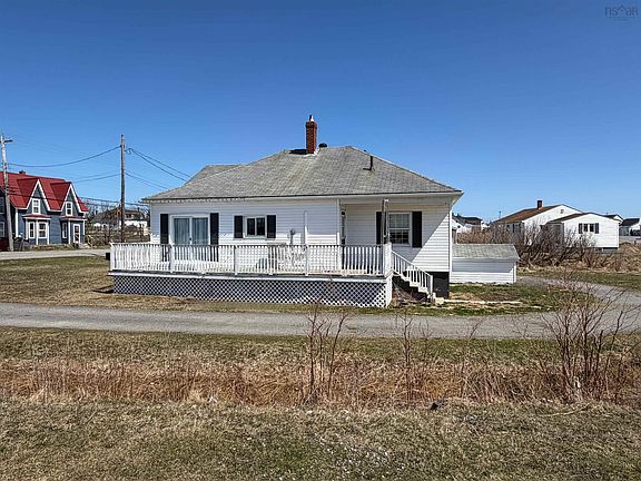 4th image of 2660 Main St