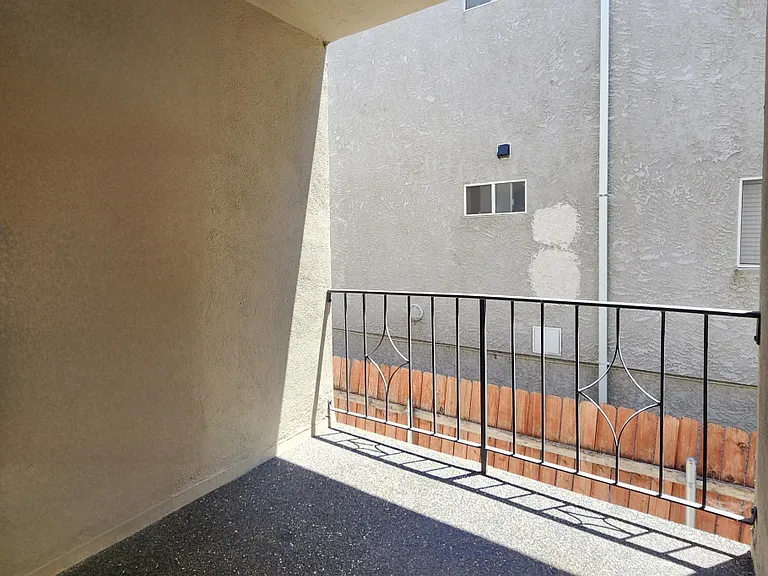 1850 Greenfield Ave #8 — Photo 8