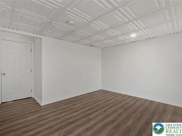 1096 Sparrow Way — Photo 9