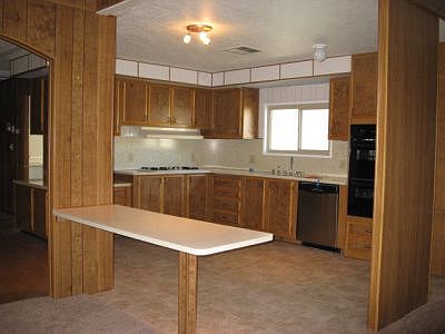Kitchen w/breakfast bar