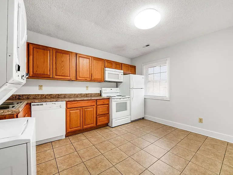 1378 1/2 Indianola Ave #2 — Photo 2