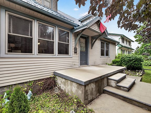 4th image of 11 Maple St E