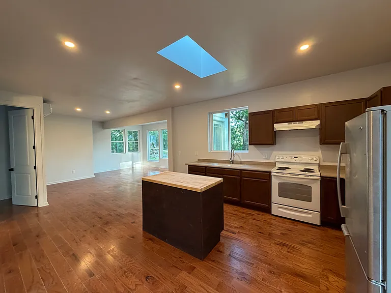 Karen Pl — Photo 1