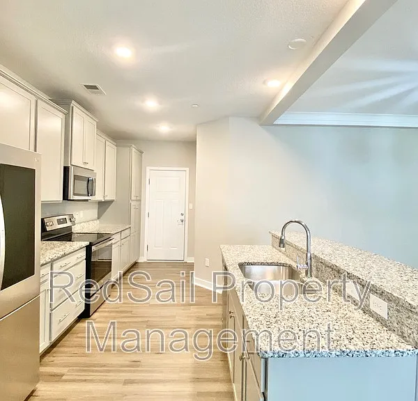 208 Fishers Ct — Photo 10