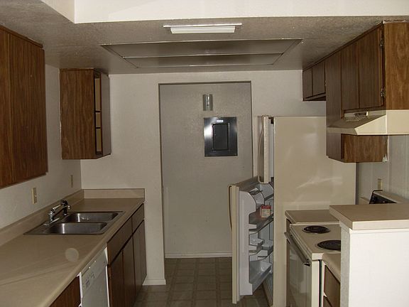 Kitchen/Laundry Area