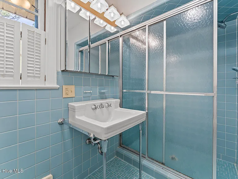 225 Arbutus Rd — Photo 27