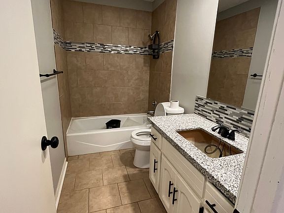 3rd image of 11309 W 60th St