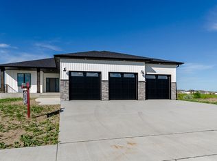 521 Flint Dr, Bismarck, ND 58503