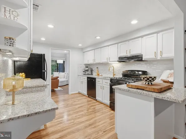 11570 Woodhollow Ct, Reston, VA 20191