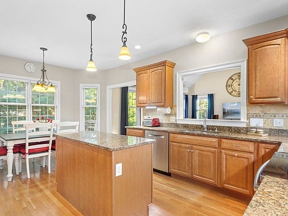 4th image of 19 Cortland Way