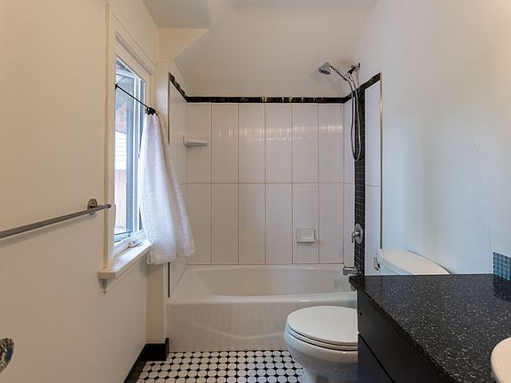 Main Upstaris Bath