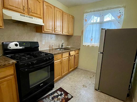 3rd image of 22020 Davenport Ave Floor 2