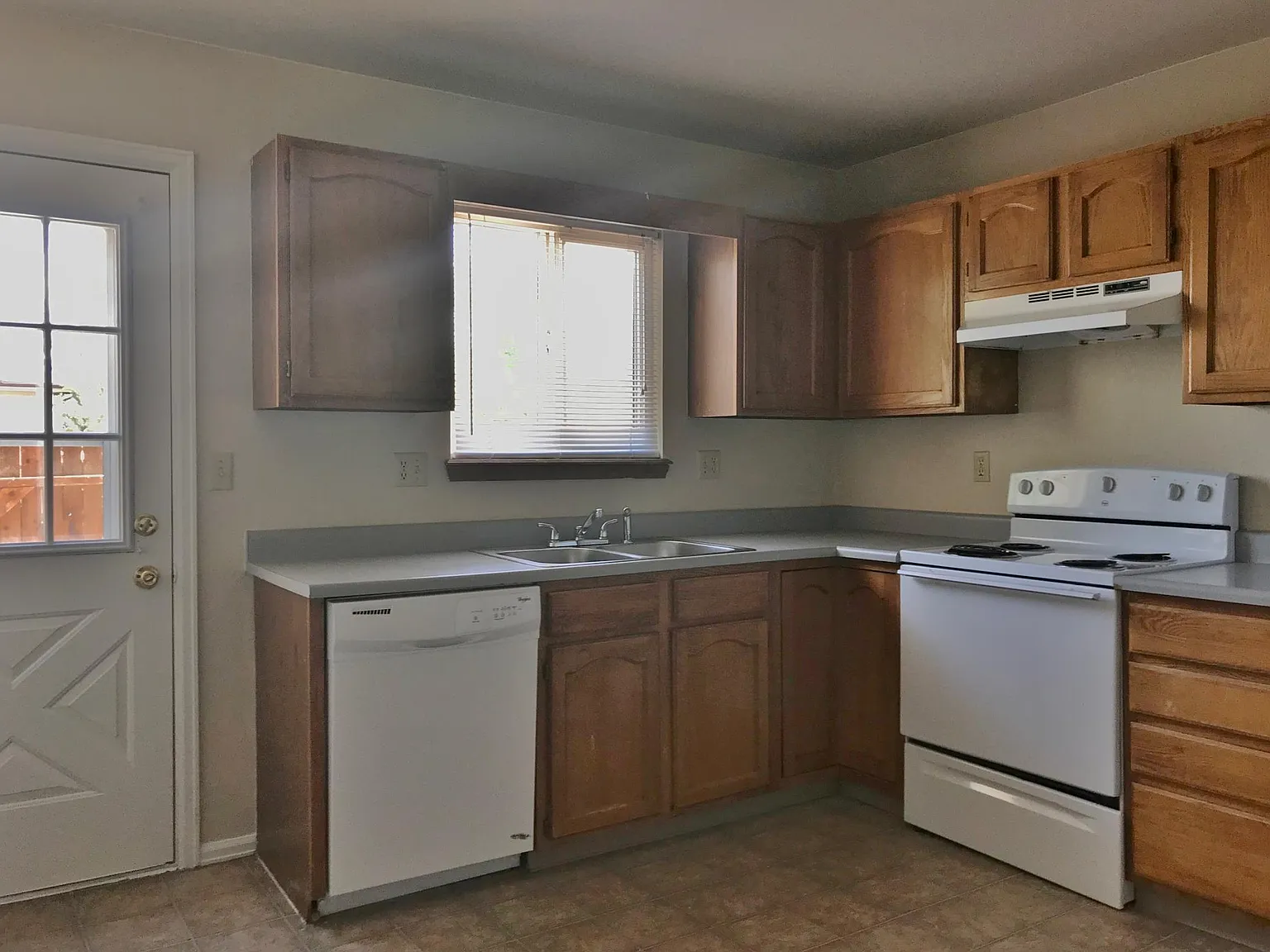 2 bed, 1.5 bath, 964 sqft, $1,325 — Photo 3