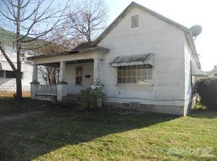 140 W Pleasant St, Aurora, MO 65605