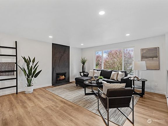 4th image of 3105 117 Avenue NE