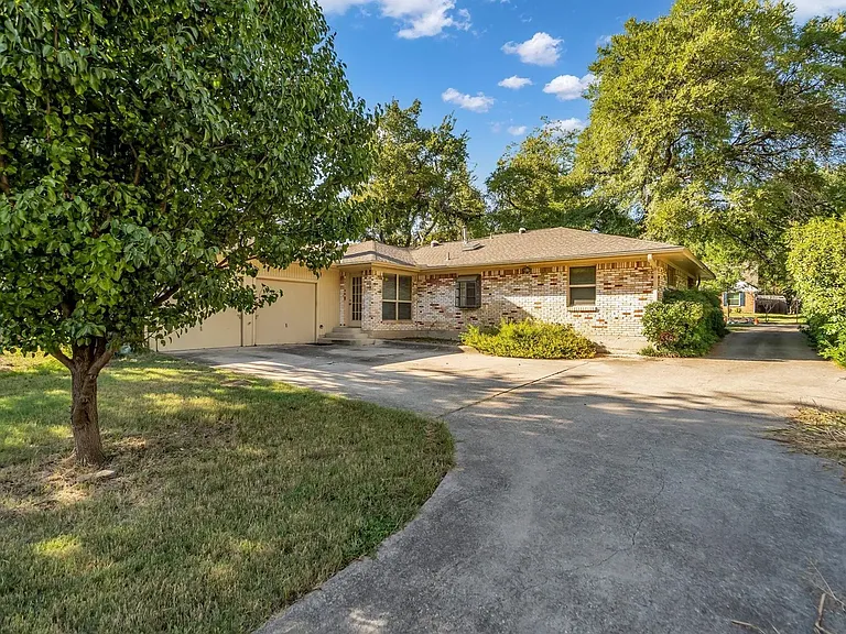 2972 Maydelle Ln — Photo 3