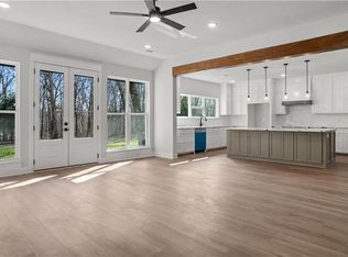 8560 S Pleasant Valley Rd, Decatur, AR 72722