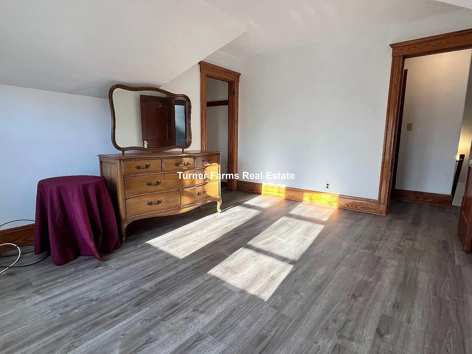 5 bed, 1.5 bath, 9999 sqft, $7,800 — Photo 4