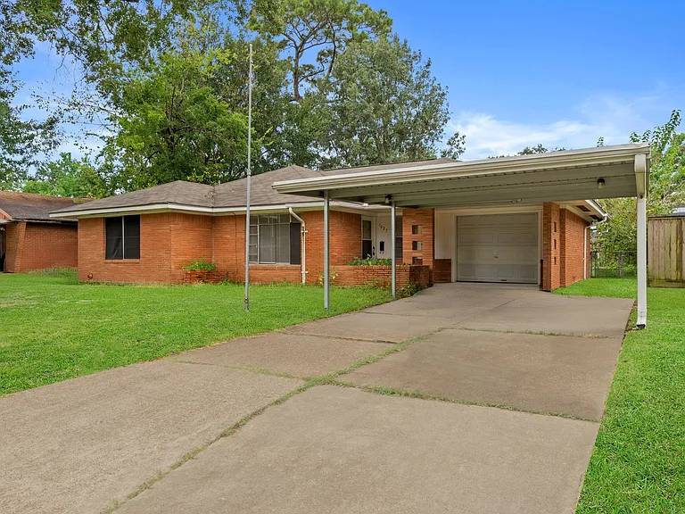 1027 Stonecrest Dr — Photo 3