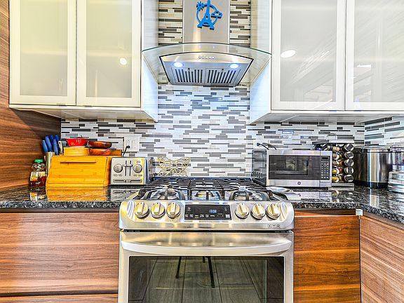 5th image of 876 Oakwood Ct