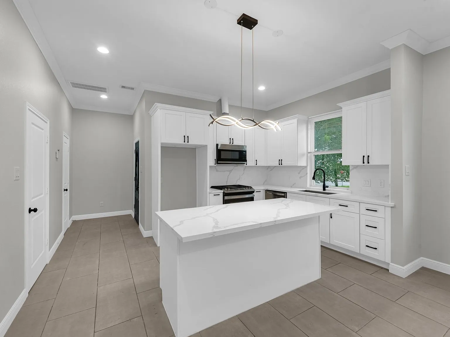 3 bed, 2.5 bath, 1980 sqft, $2,000 — Photo 2