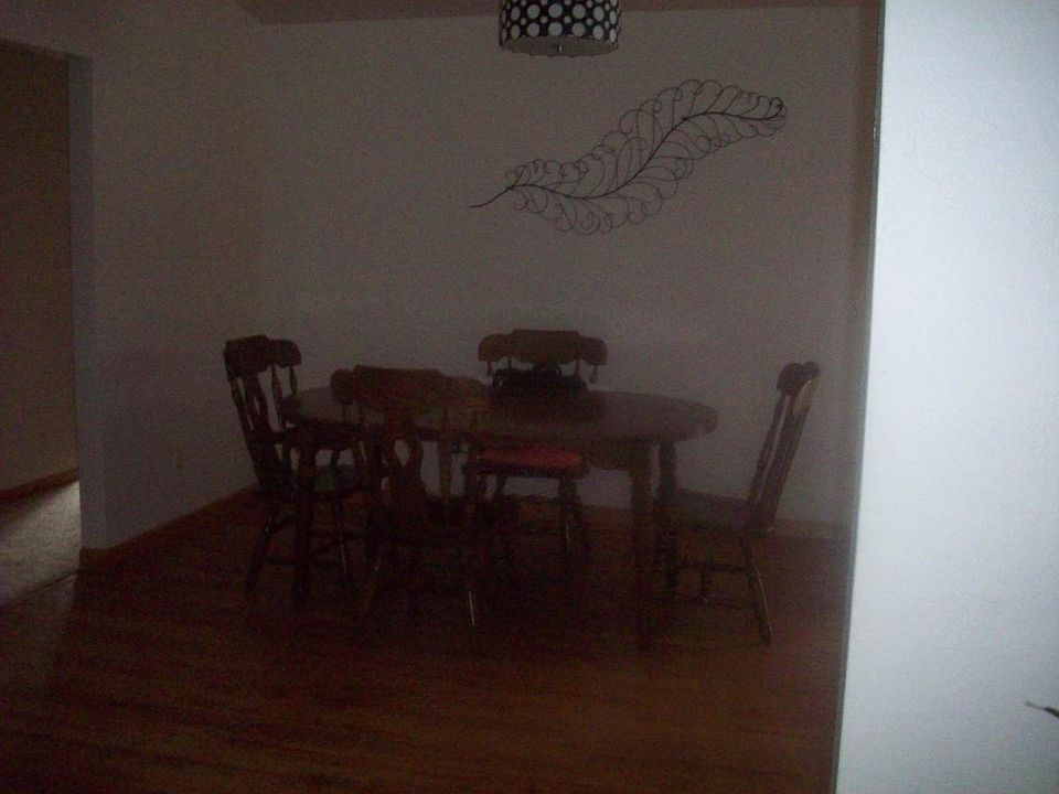 dinning area within kitchen area.