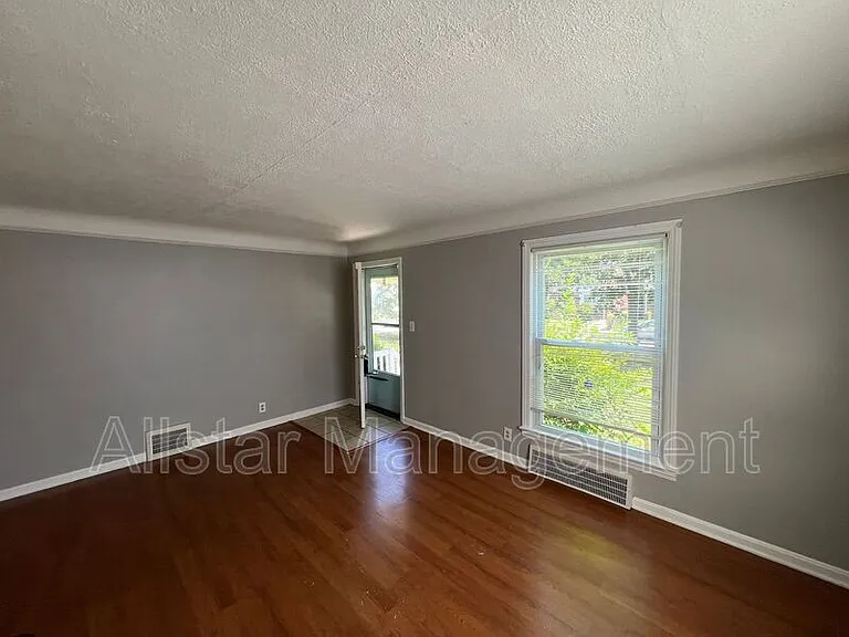 1480 E 196th St — Photo 9
