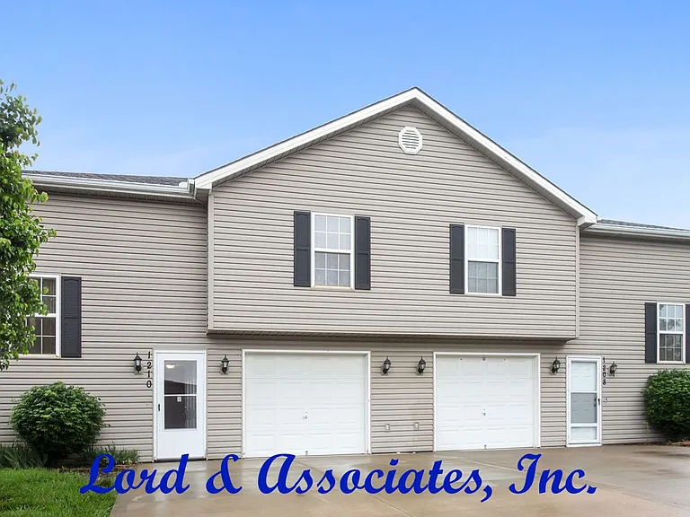 1210 NW Willow Dr — Photo 1