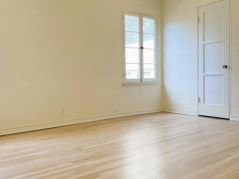 2047 N Beachwood Dr — Photo 15