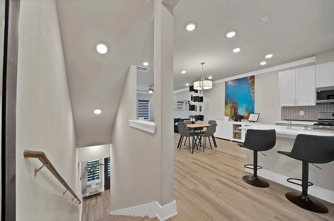3 bed, 1870 sqft, $3,000 — Photo 3