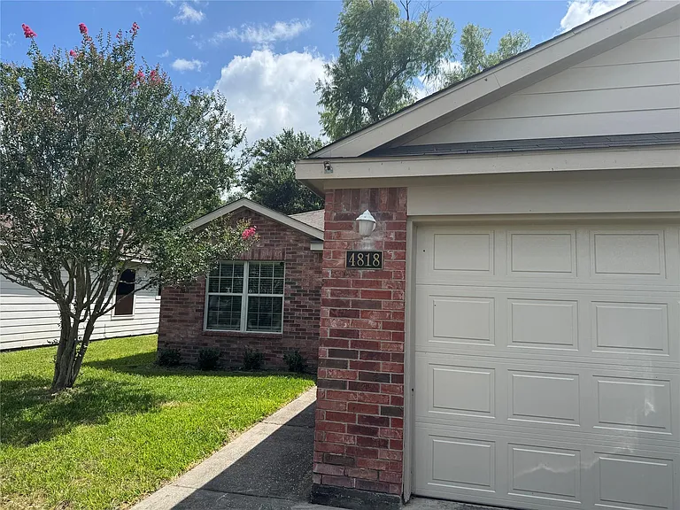 4818 Comal River Loop — Photo 2