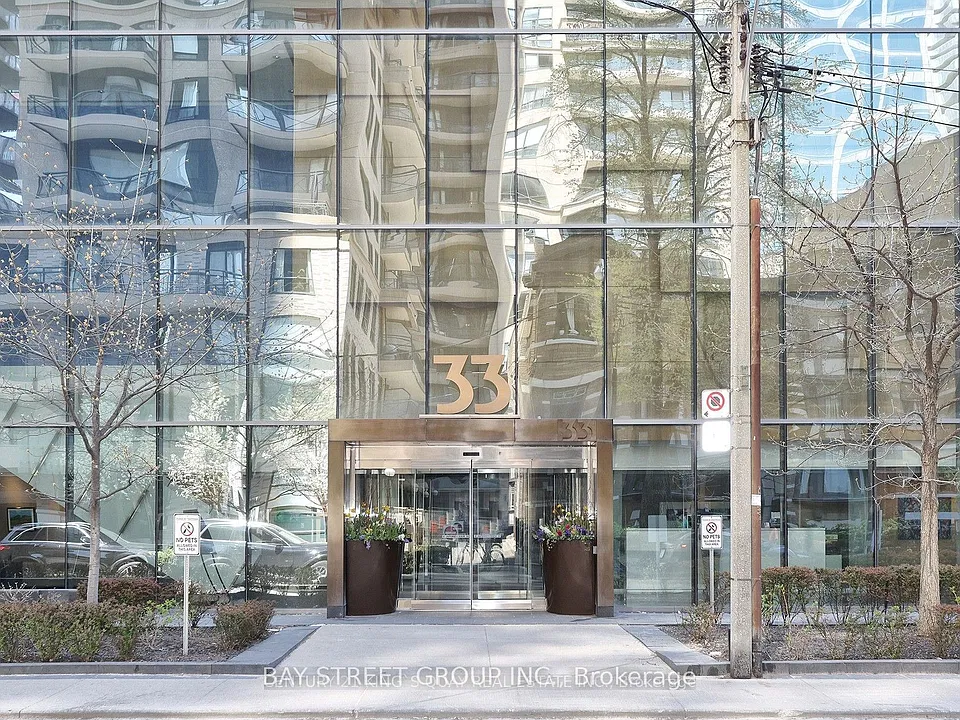 33 Charles St E #1401
