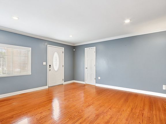3rd image of 1112 Rosary Ln