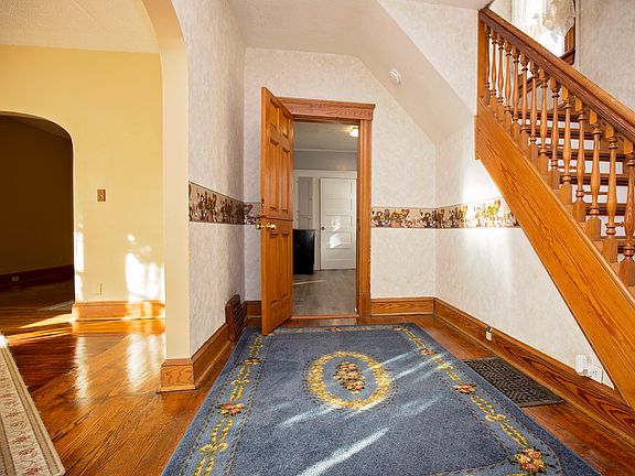 3rd image of 1140 W 9th St