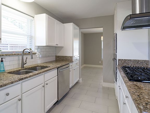11_Kitchen.jpg