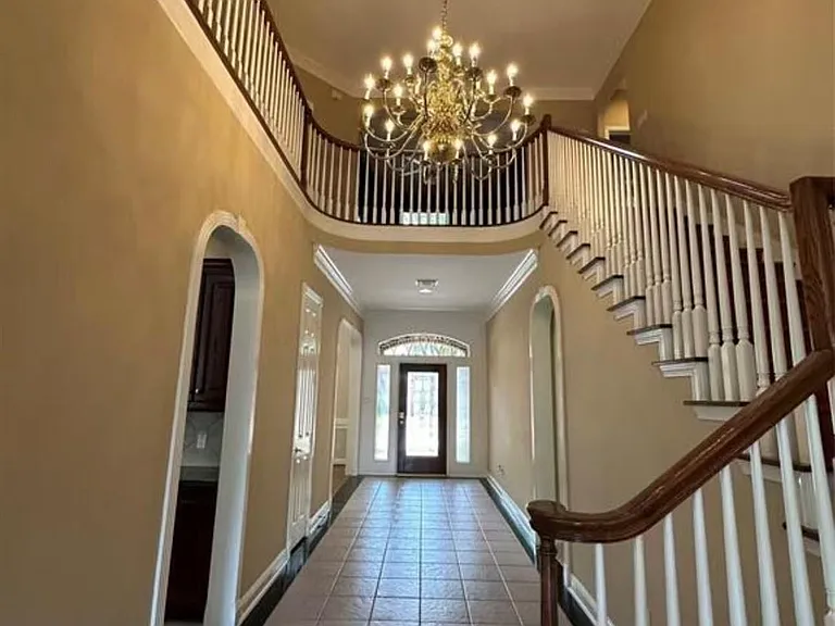 17 Ambleside Crescent Dr — Photo 2