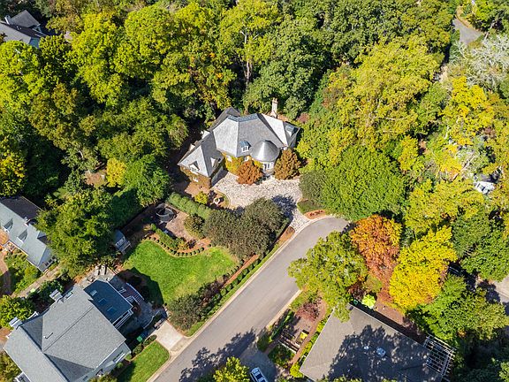 4th image of 2658 Davis St