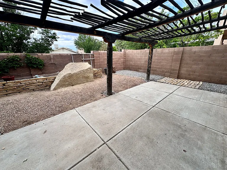 7419 Desert Eagle Rd NE — Photo 33