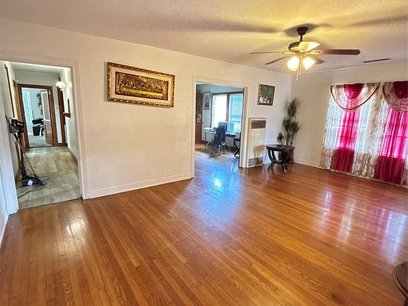 3rd image of 203 W Park Ln
