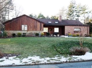 24 Beechwood Rd, Roslyn, NY 11576