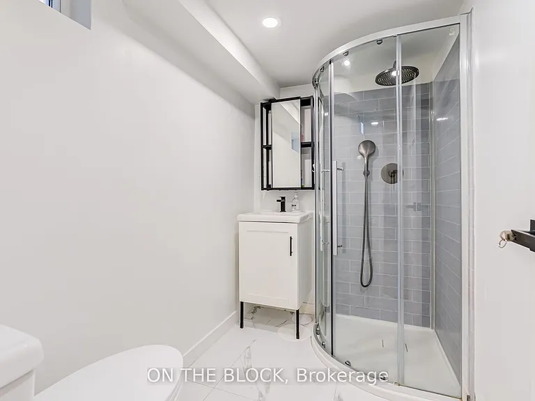 34 Henley Cres #LOWER — Photo 16